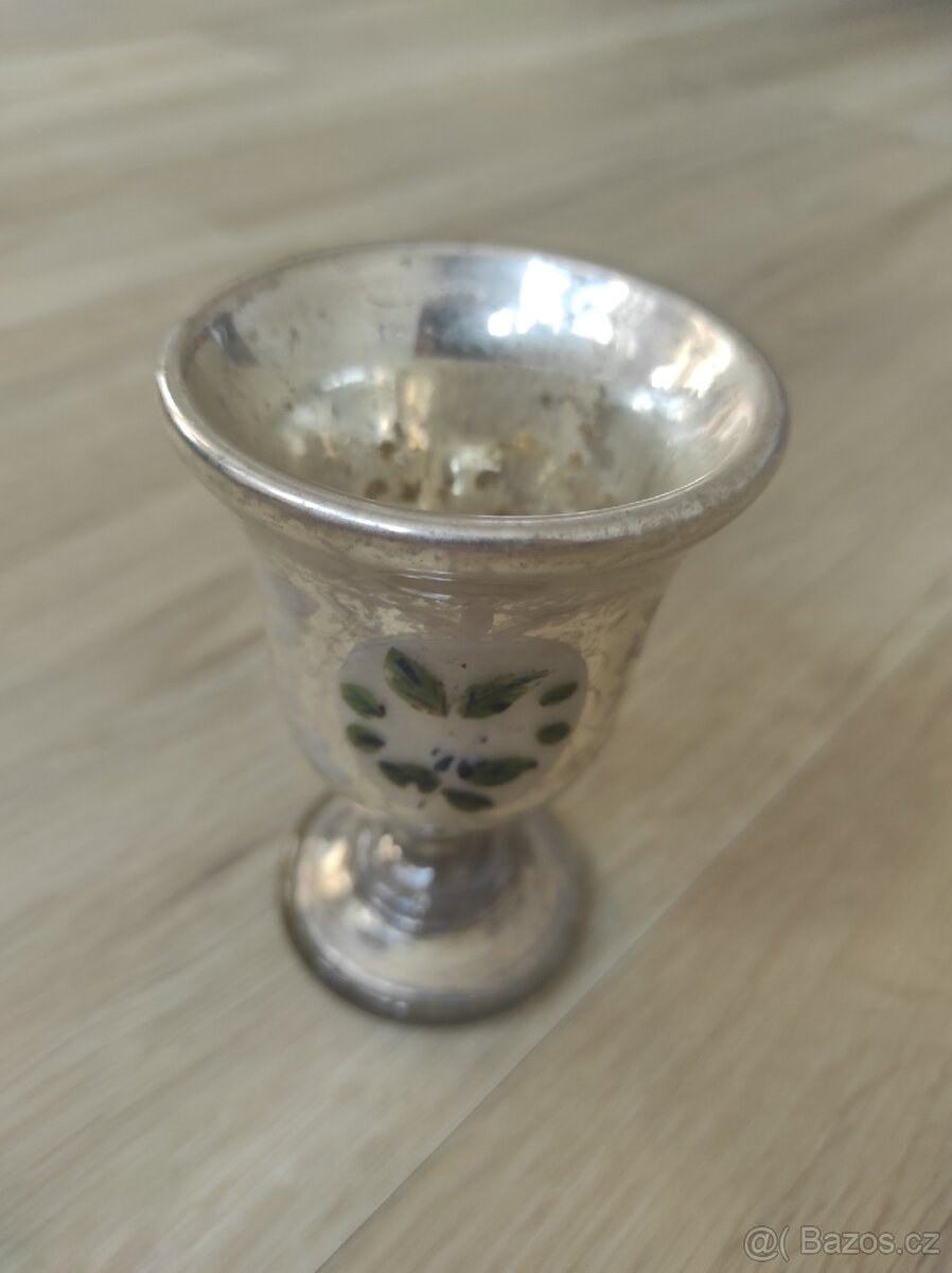 Starožitné ručně vyšívané dečky, broušená mísa, vějíř - 11