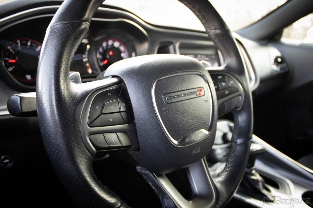 Dodge Challenger 5,7 HEMI RT - 11