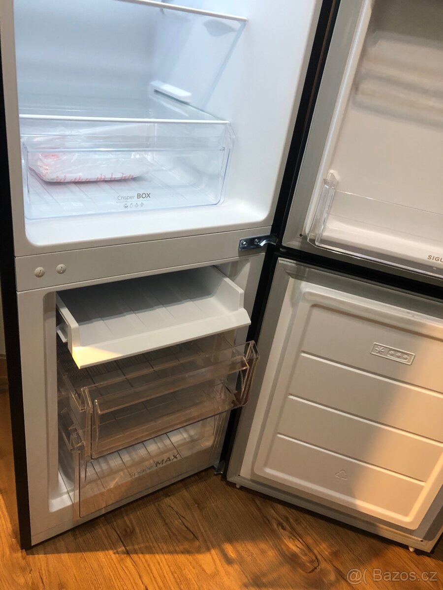 Malá lednice s mrazákem Siguro BF-c241y zánovní - 11