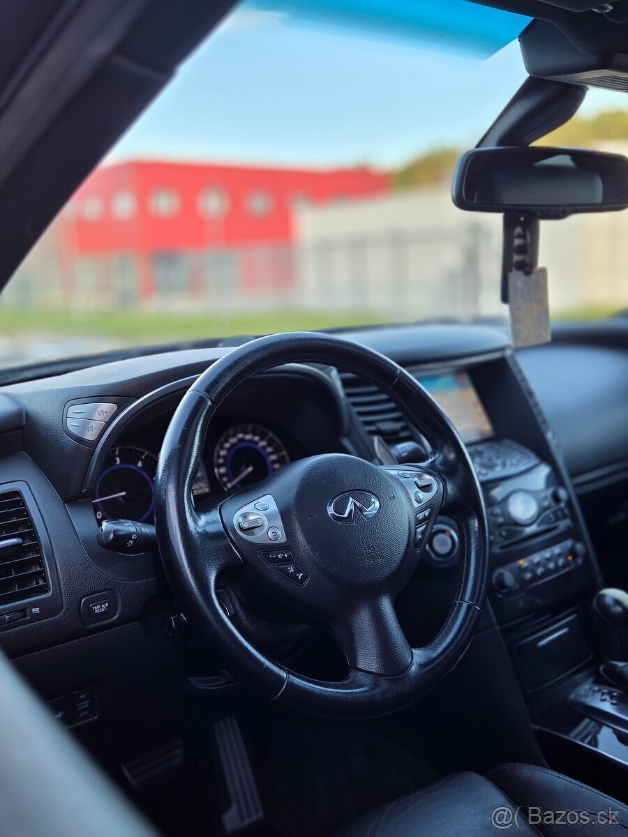Infiniti QX70 S - 11