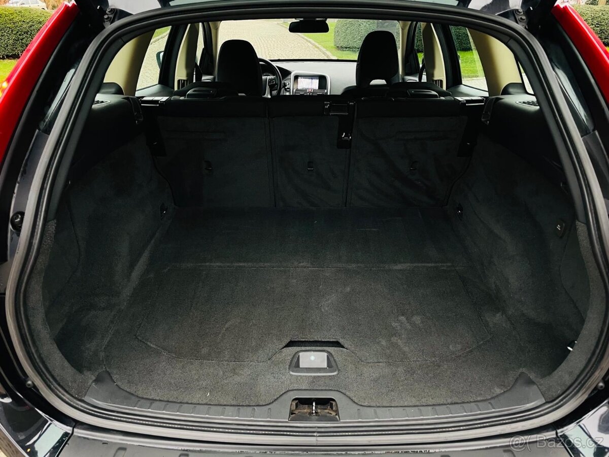 Volvo XC60 2.4D 5VÁLEC 120KW 4x4 MANUÁL VÝHŘEV SERVISKA - 11