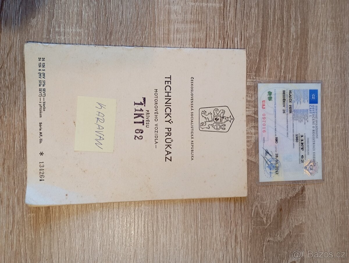 Karavan, obytný přívěs s papírama. - 11