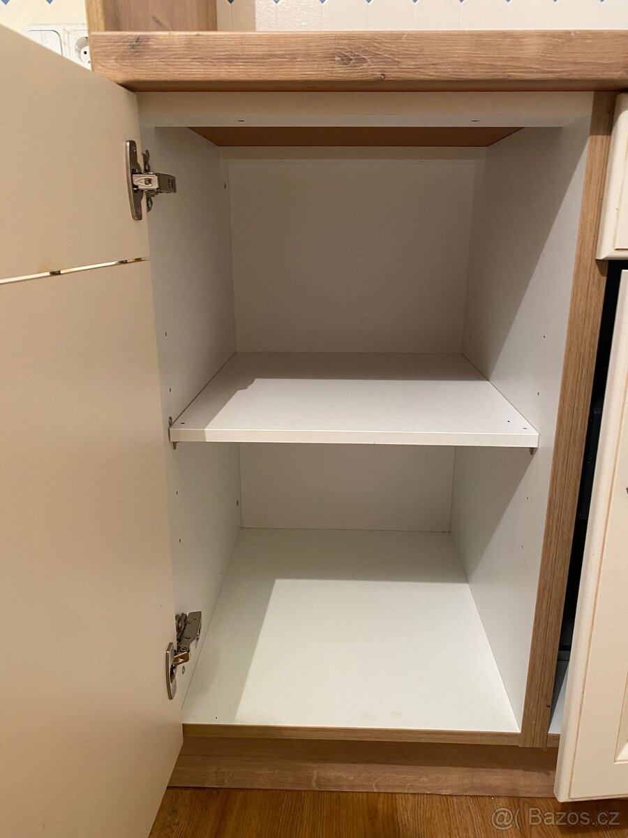 Moderní kuchyňská linka bez spotřebičů - 11
