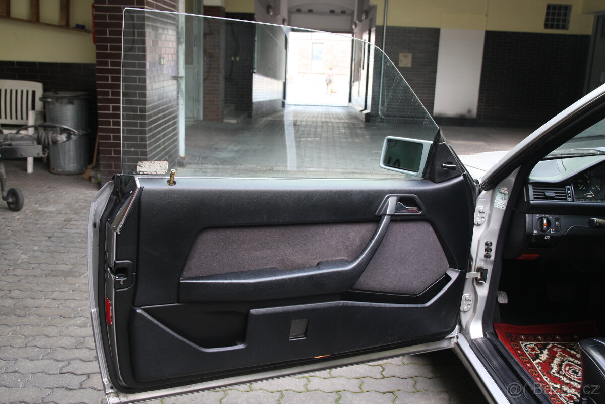 Mercedes-Benz 124 300 CE - 11