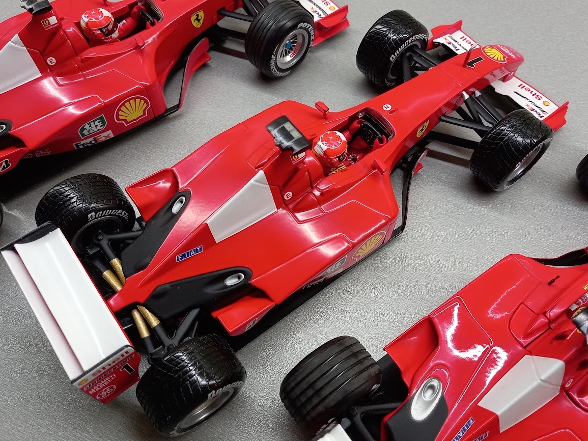3x F1 FERRARI F2001 a F2000 SCHUMACHER HOTWHEELS 1:18 - 11
