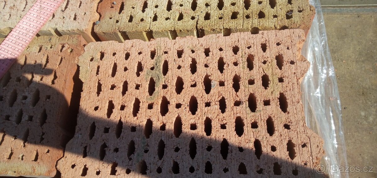 Prodám cca paletu cihel poroterm 37x24x25 - 11