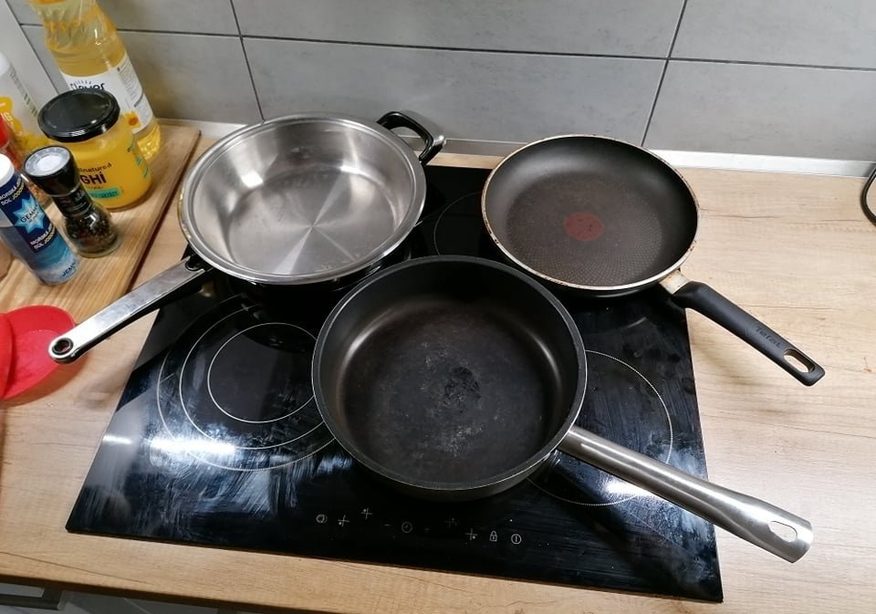 Nádobí: Sklo broušené, ozdobné, keramika, pánve, misky/54 ks - 11