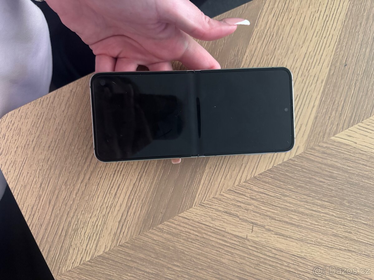 Samsung Galaxy Z Flip 5 - 11
