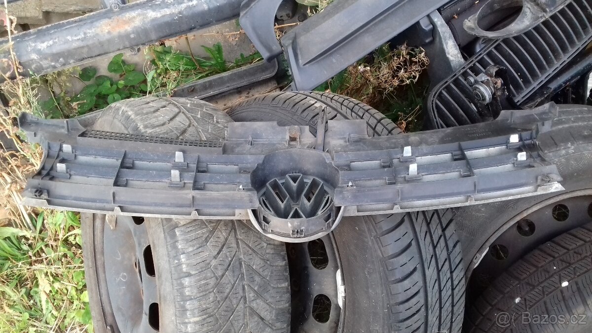 VW Volkswagen Golf 4 přední maska mezi světla - 11