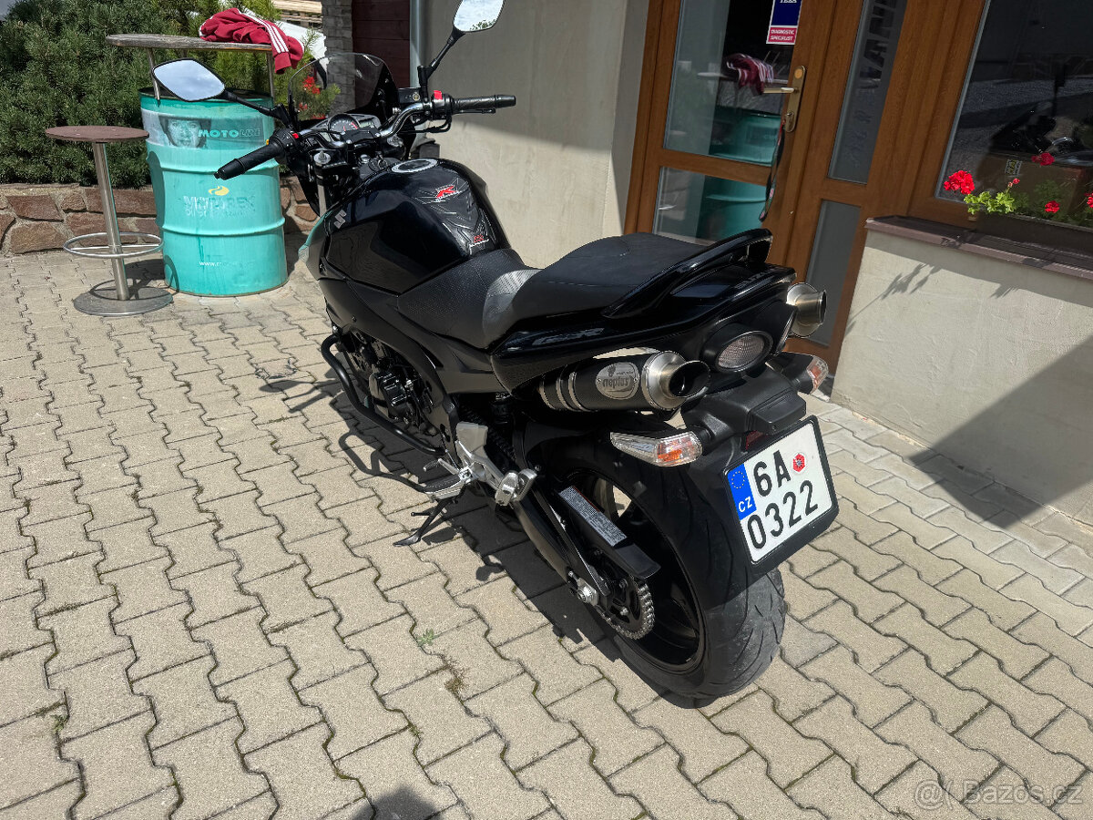Suzuki GSR 600 - 11