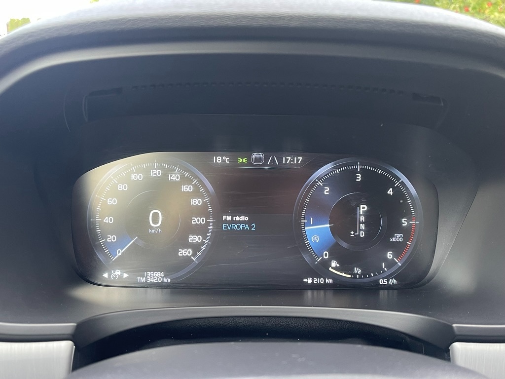 Prodám Volvo V90 D4 AWD - 140 Kw - 11