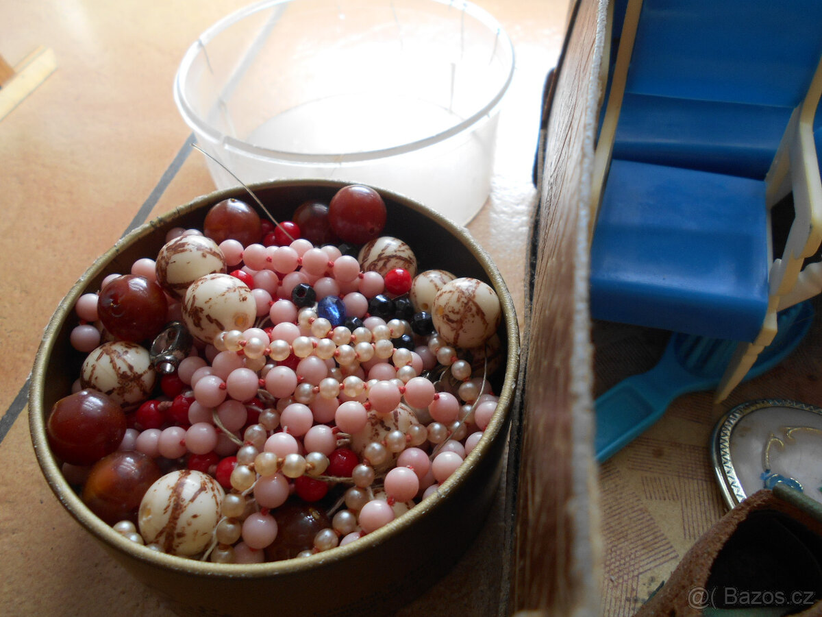 STARÝ KUFŘÍK, PANENKY - 7x, OBLEČKY, NÁBYTEK, DOPLŇKY - 11