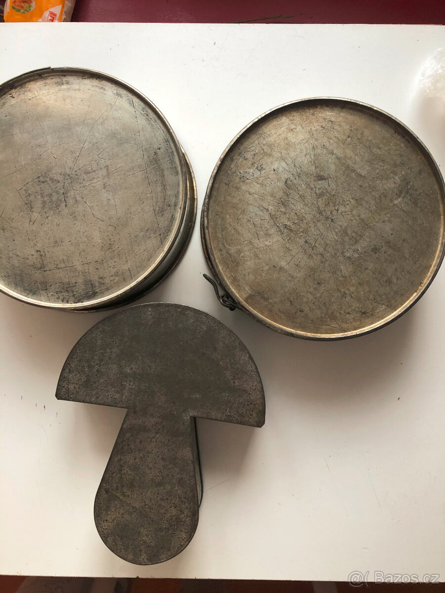 Staré smaltované poklice, hrnec, misky, mlékovar - 11