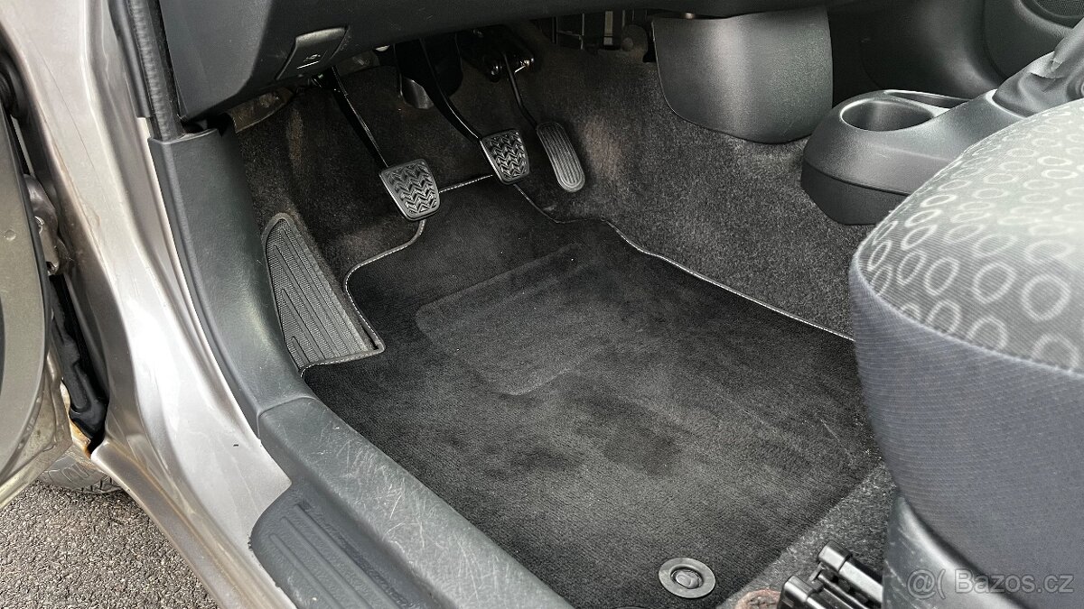 Toyota Yaris 2003 - 11