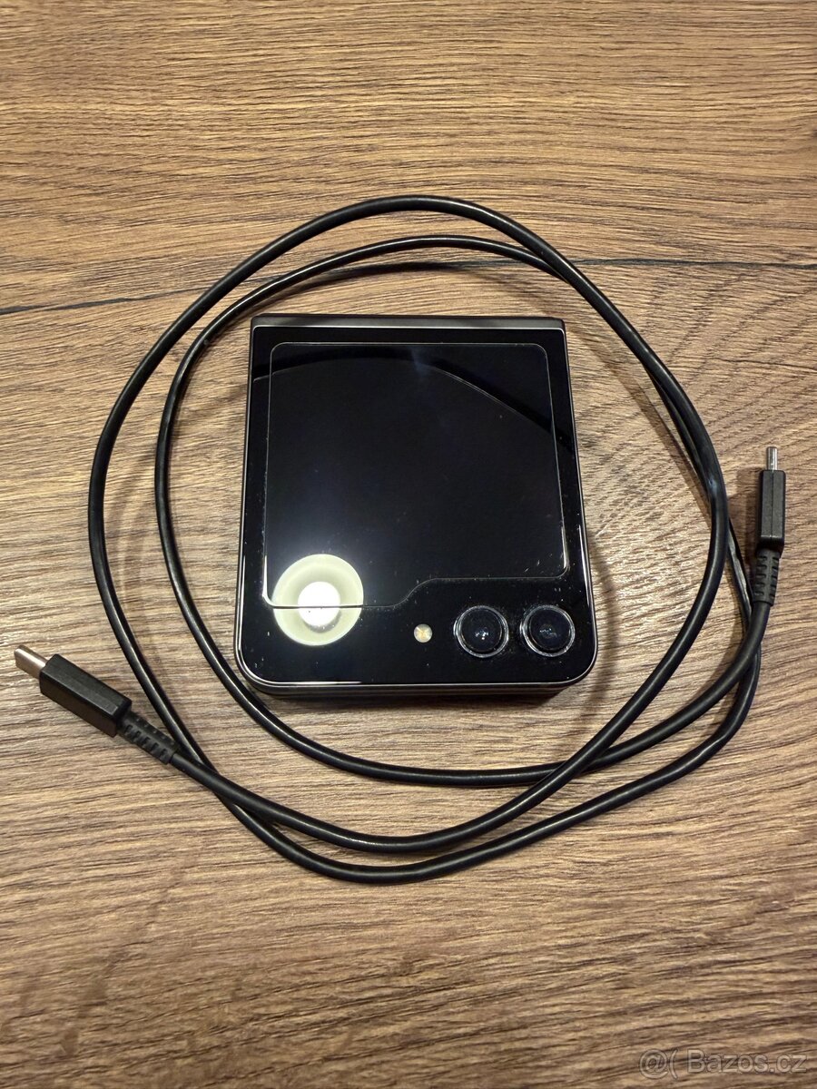 Samsung Galaxy ZFlip5 - 11