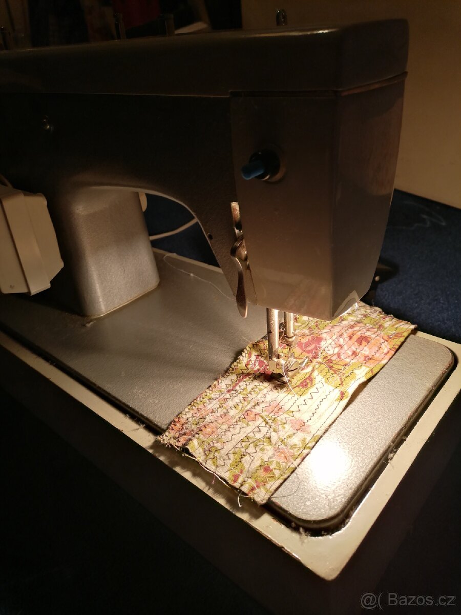 Starožitný šicí stroj - 11
