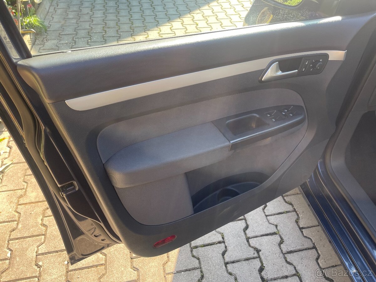 Volkswagen Touran, 7 místný, 1,6 TDI, 77 Kw, r.v. 2015 - 11