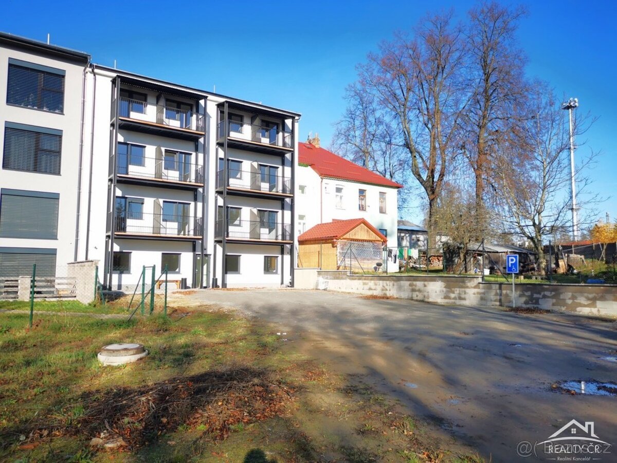 Novostavba domu s osmi byty a parkováním - 11