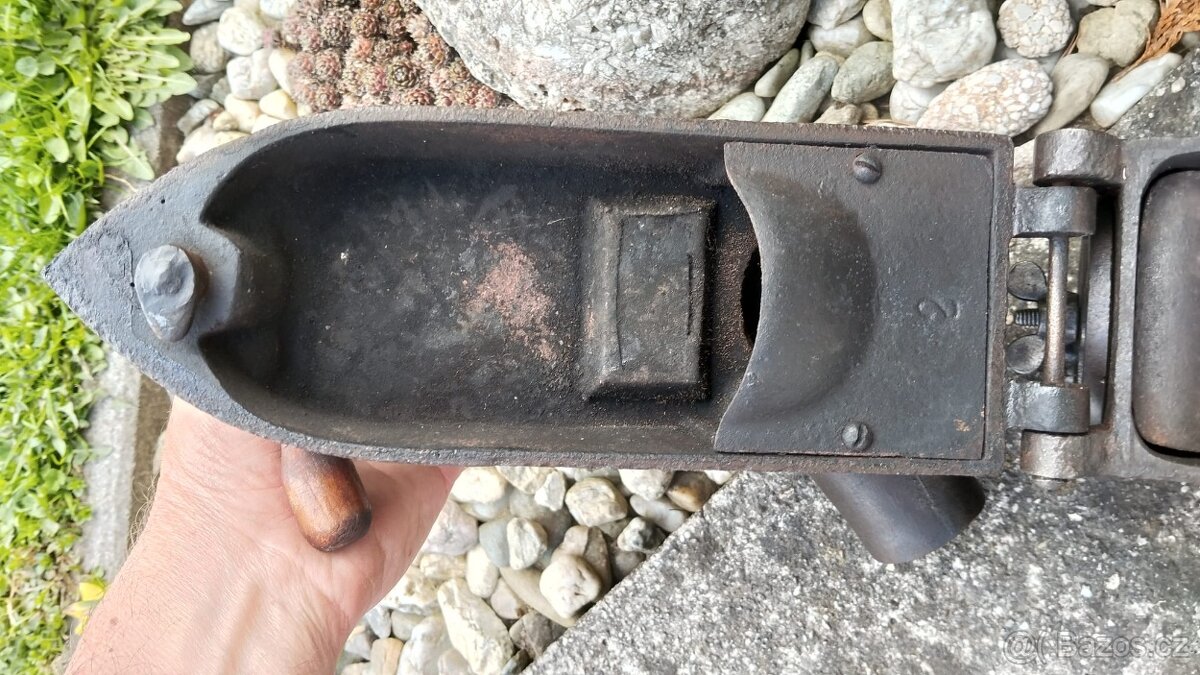 Obrovská komínová velmi stará sbírková žehlička D.R.G.M. - 11