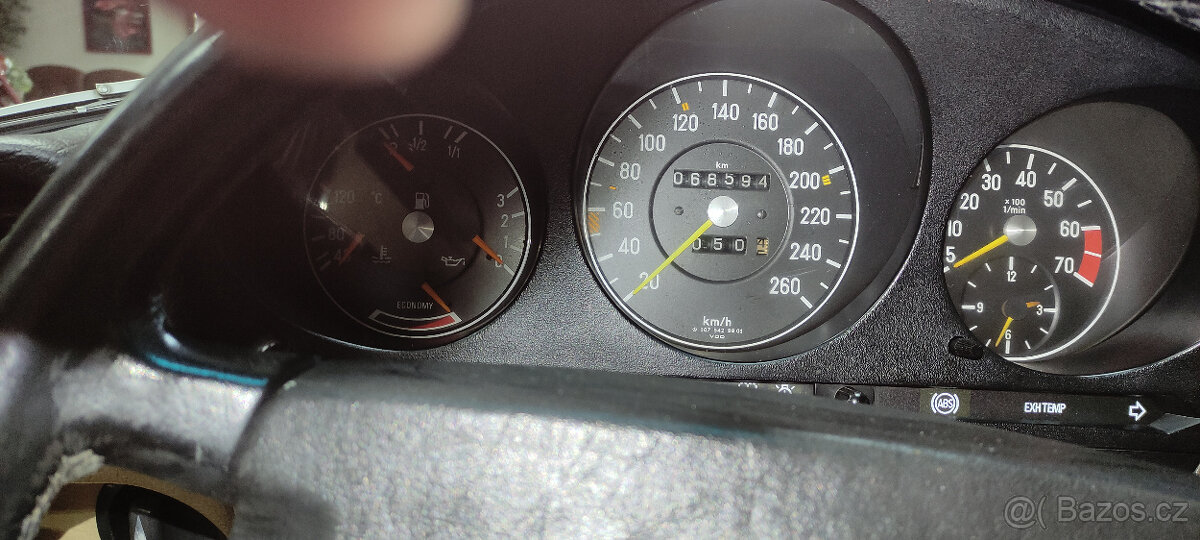 Mercedes-Benz SL R107 560 - 11