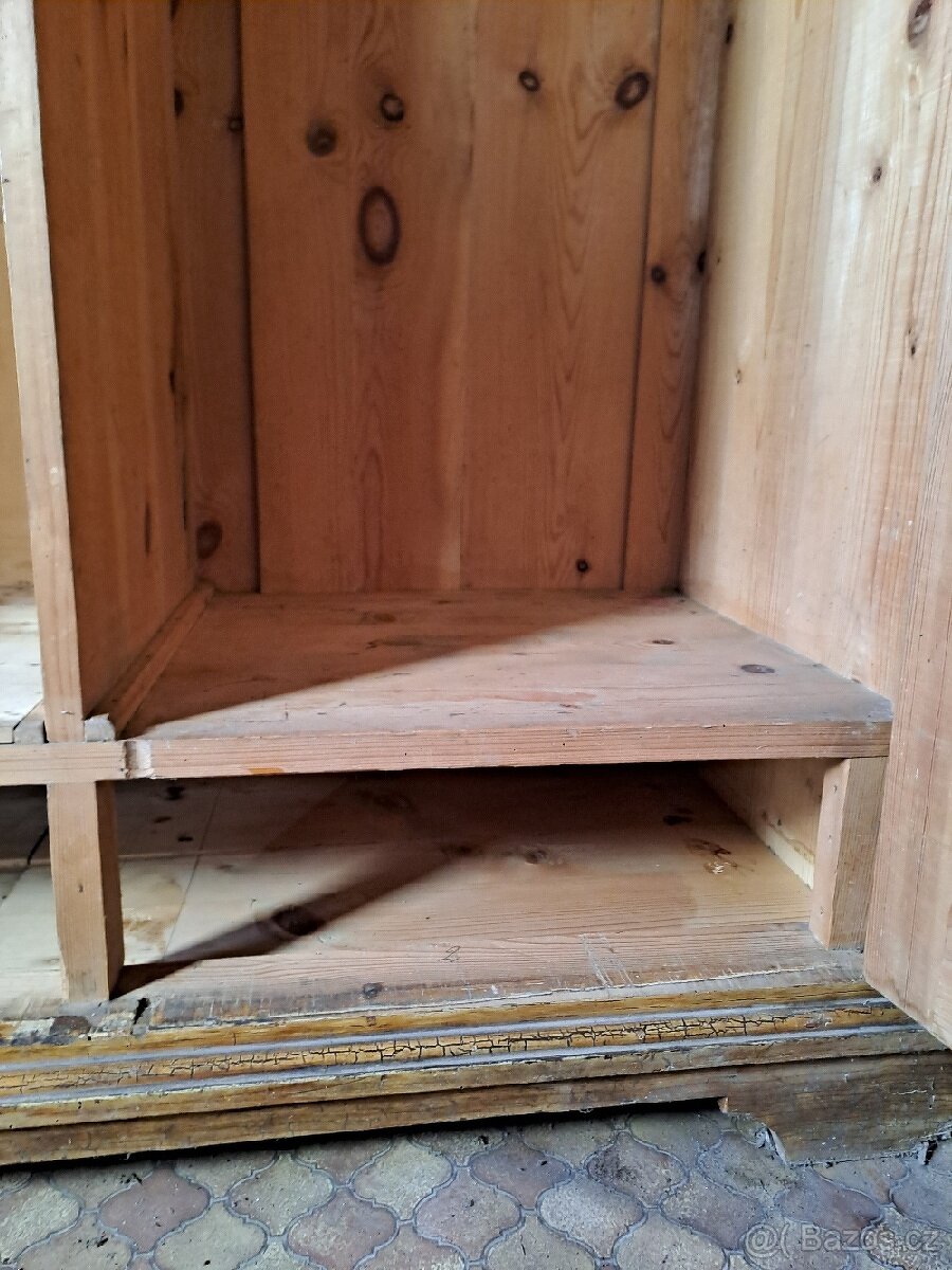 Celodřevěná starožitná skříň 1 - 11