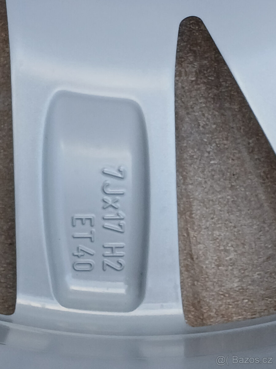 Zánovní zimní orig alu Škoda Superb 215/55/17 vzorek 8mm - 11