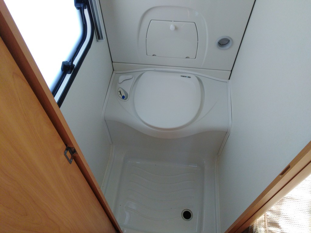 Karavan Chateau Calista 466-francouzská postel - 11