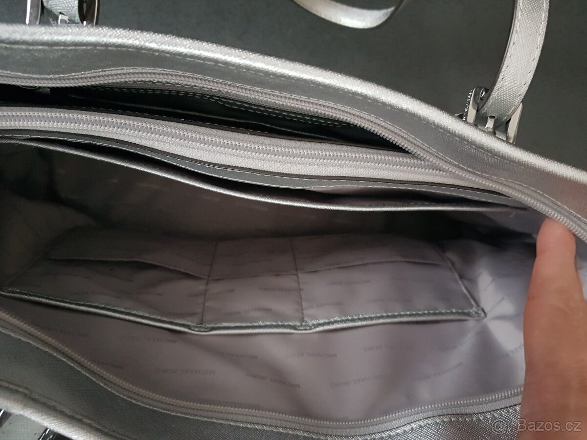 Velká stříbrná kabelka MICHAEL KORS - 11