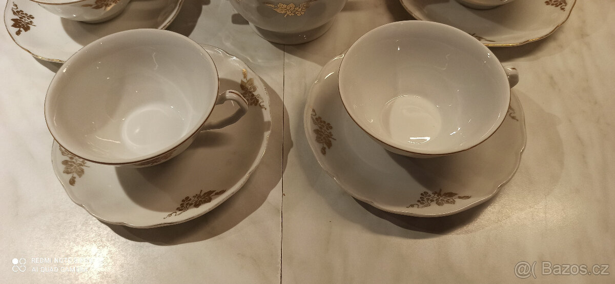 Čtyři šálky s cukřenkou - 11