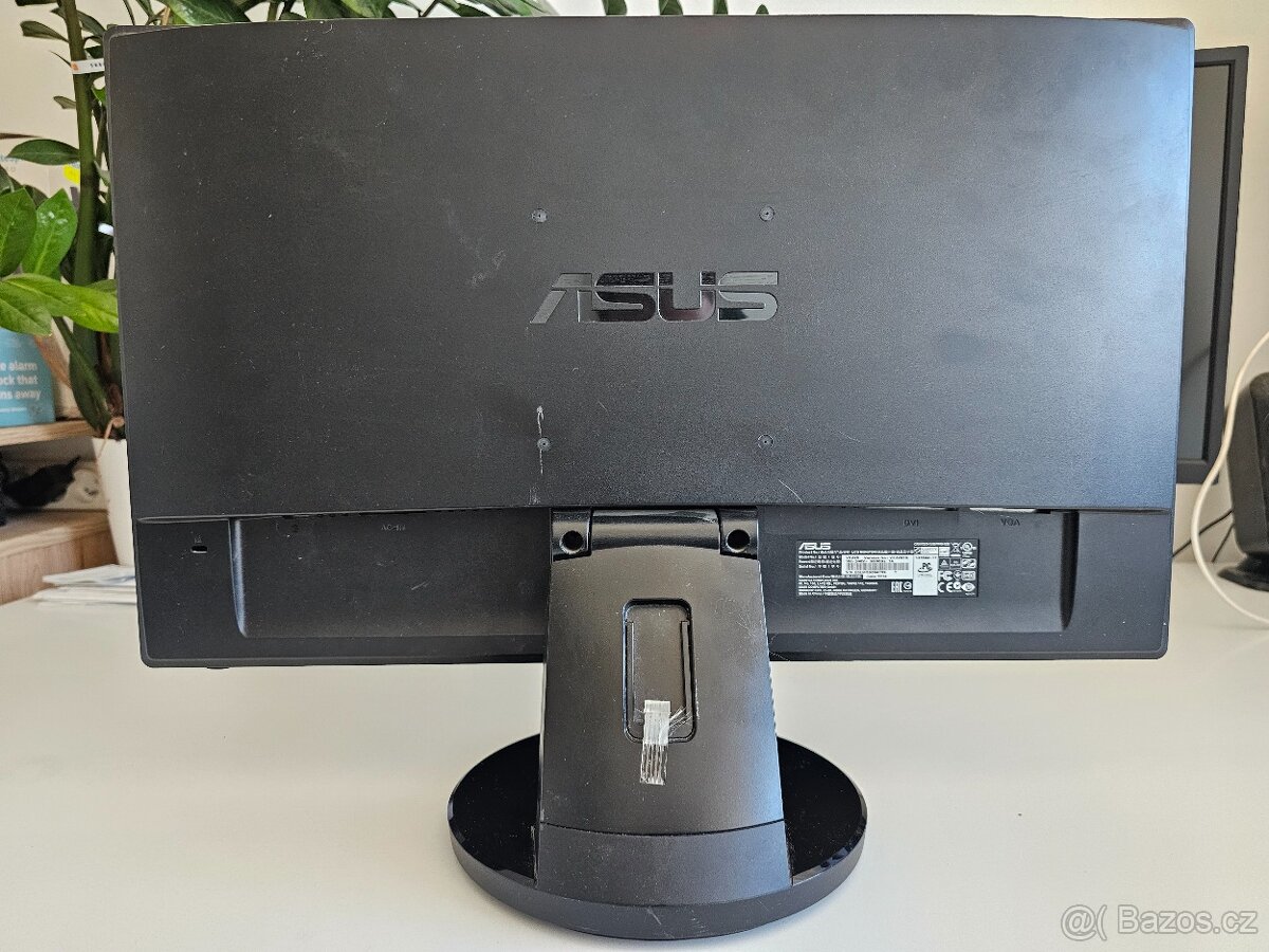 Kancelářský PC s monitorem - AMD, 6GB RAM, SSD - 11