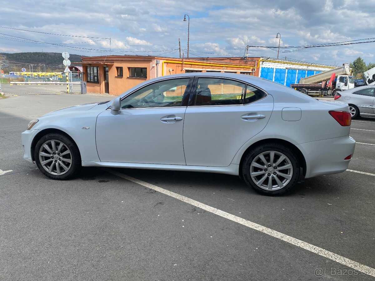 Lexus IS220D rok 2011 - 11