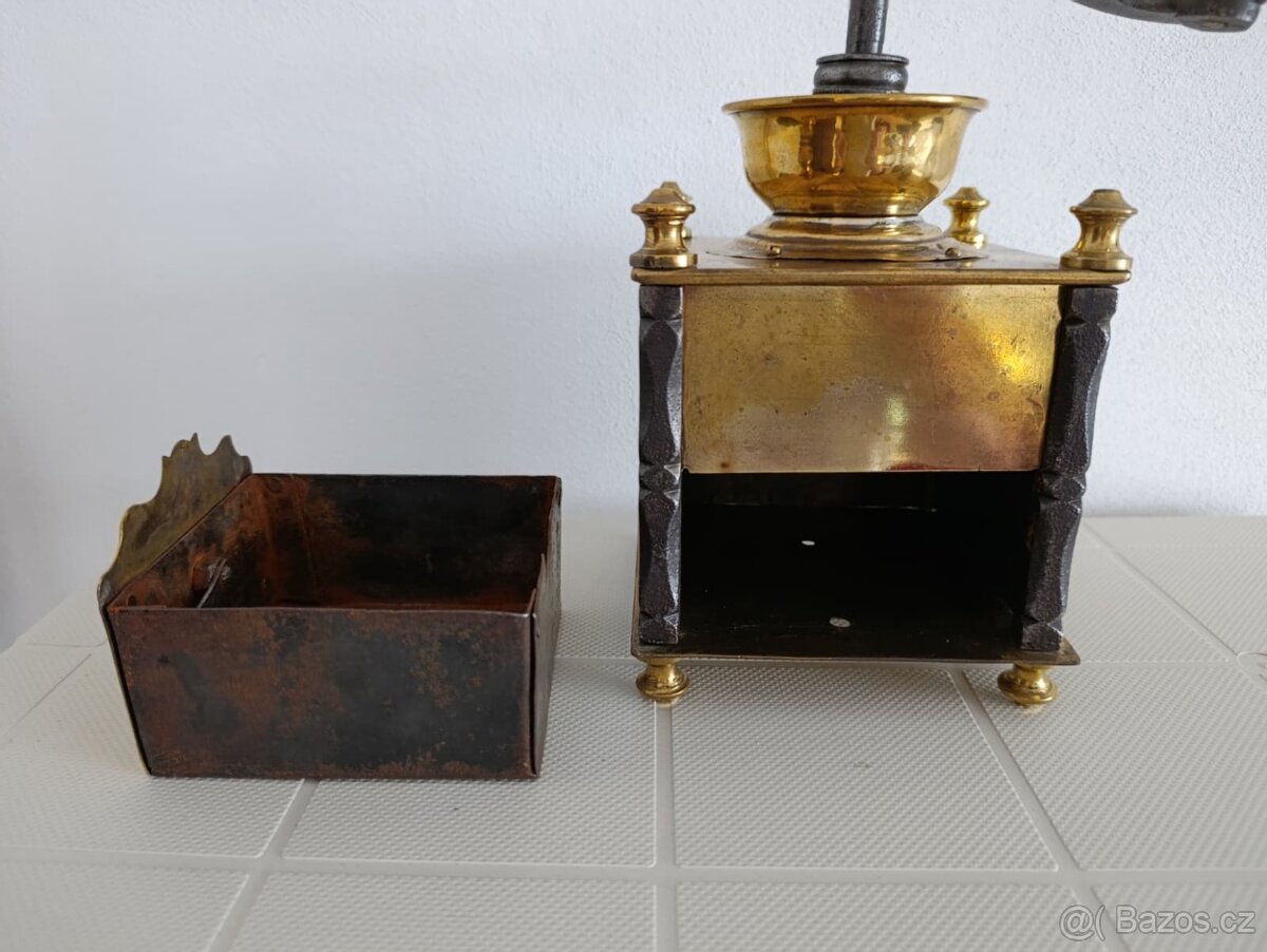 Krásný starožitný mosazný mlýnk na kávu, ručně kov.sloupky - 11