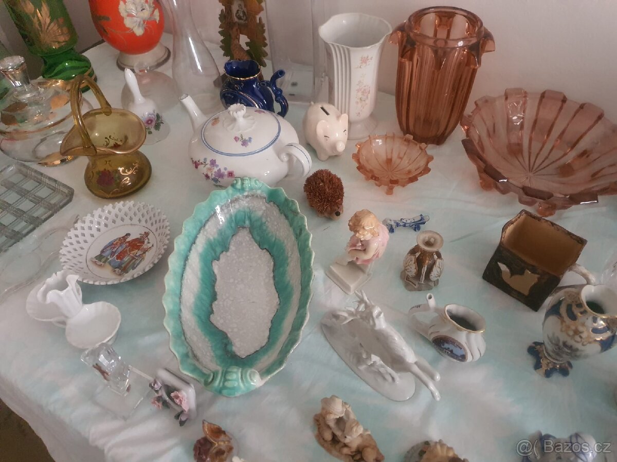 Kolekce porcelánových figurek, váz a skleněných mís - 11