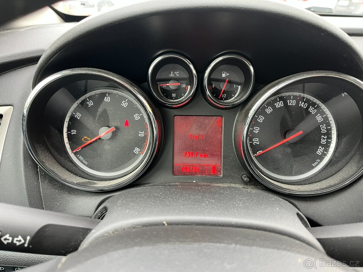 Opel Astra J 1,6 Turbo 180k, 2011, 1. MAJ.ČR, VADA MOTORU - 11