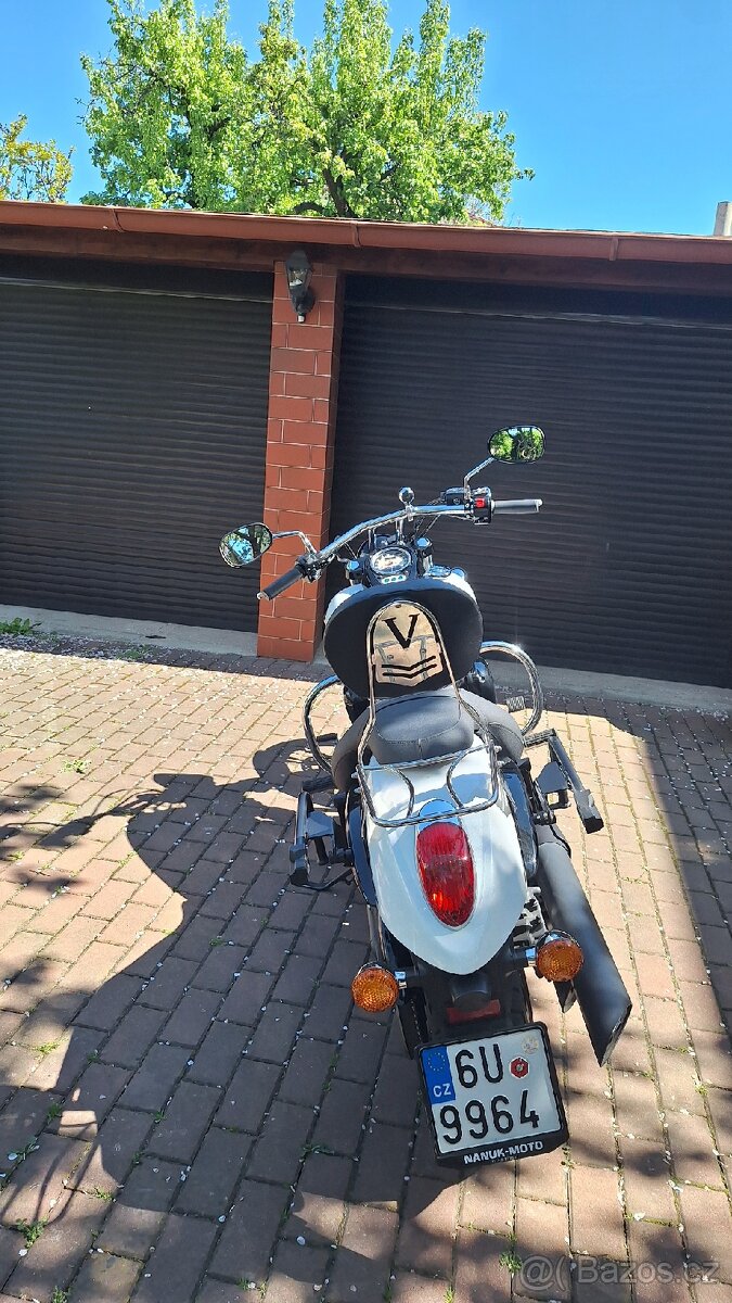 Kawasaki Vulcan 900 Custom - 11