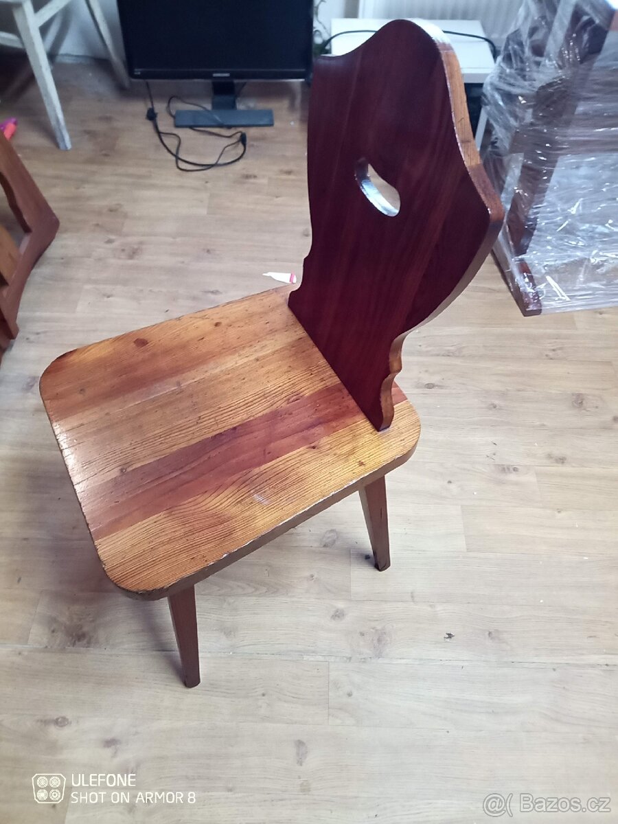 Prosklená jídelní skříň - 11