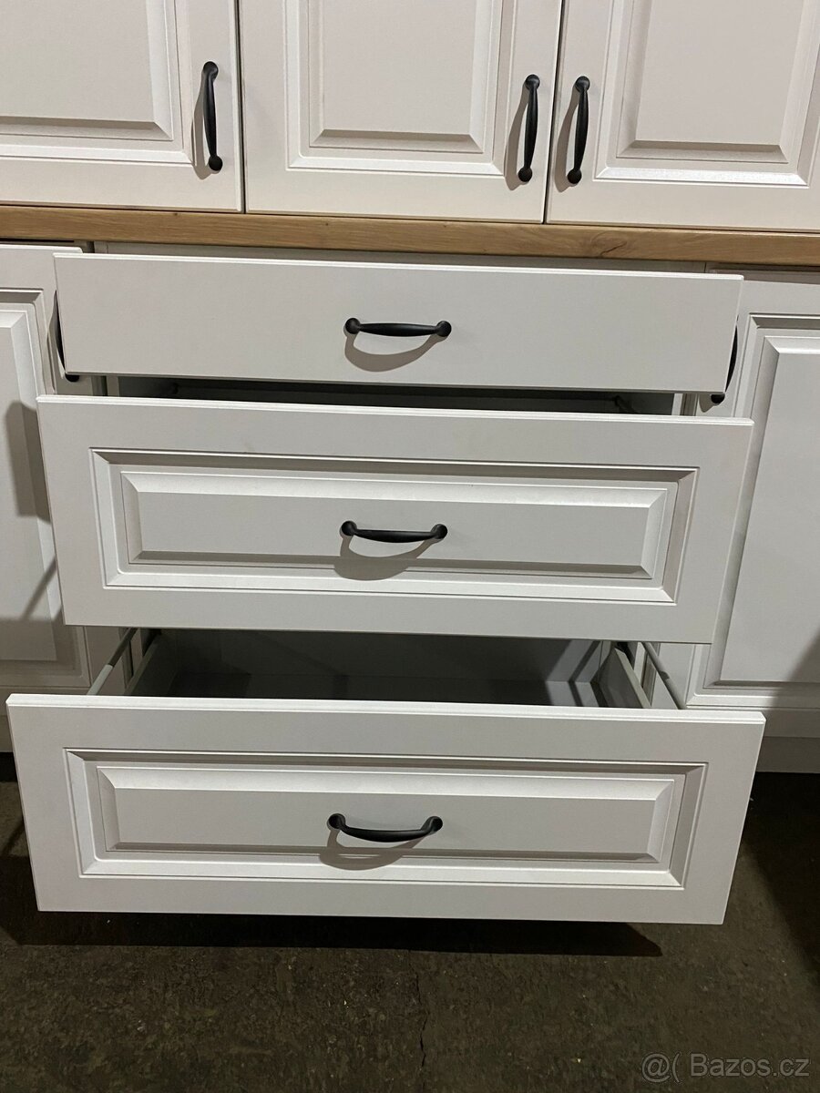 Moderní kuchyňská linka bez spotřebiči - 11