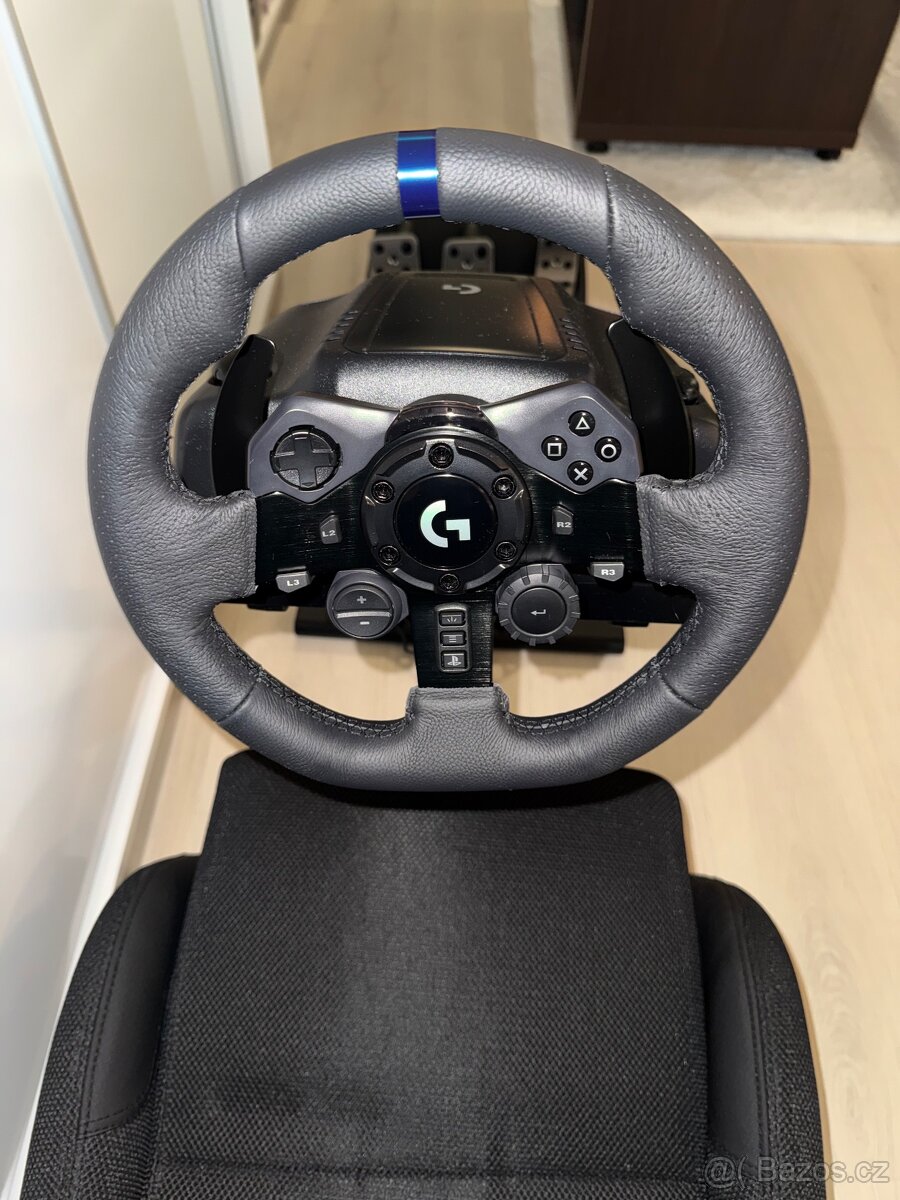 Playseat EVOLUTION black + Logitech G923 - 11