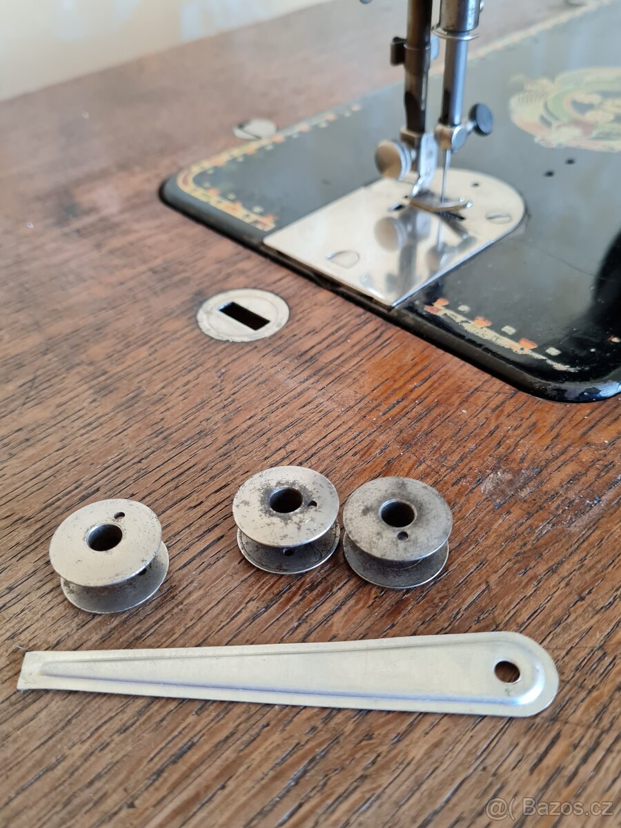 Historický šlapací šicí stroj Singer pro domácí užití - 11