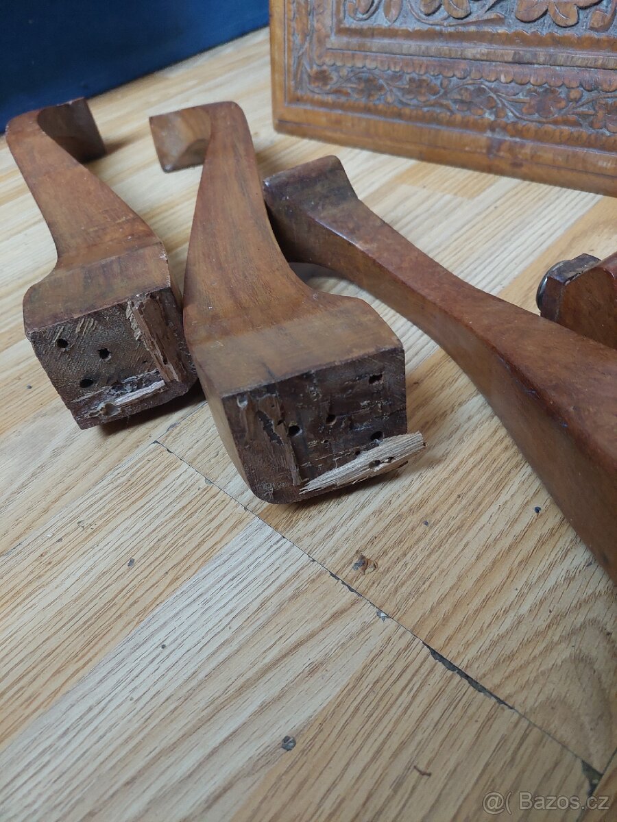 Ručně vyřezavany stolek - 11