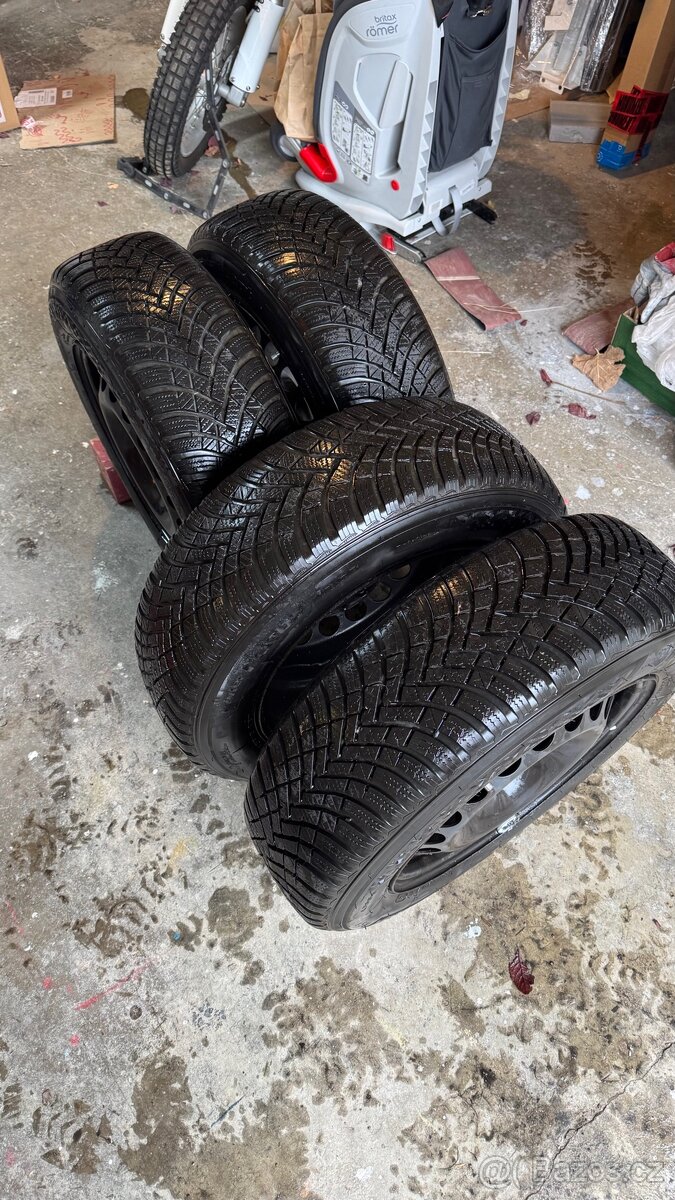 Zimní pneu R15 + plechové disky + poklice Mercedes - 11