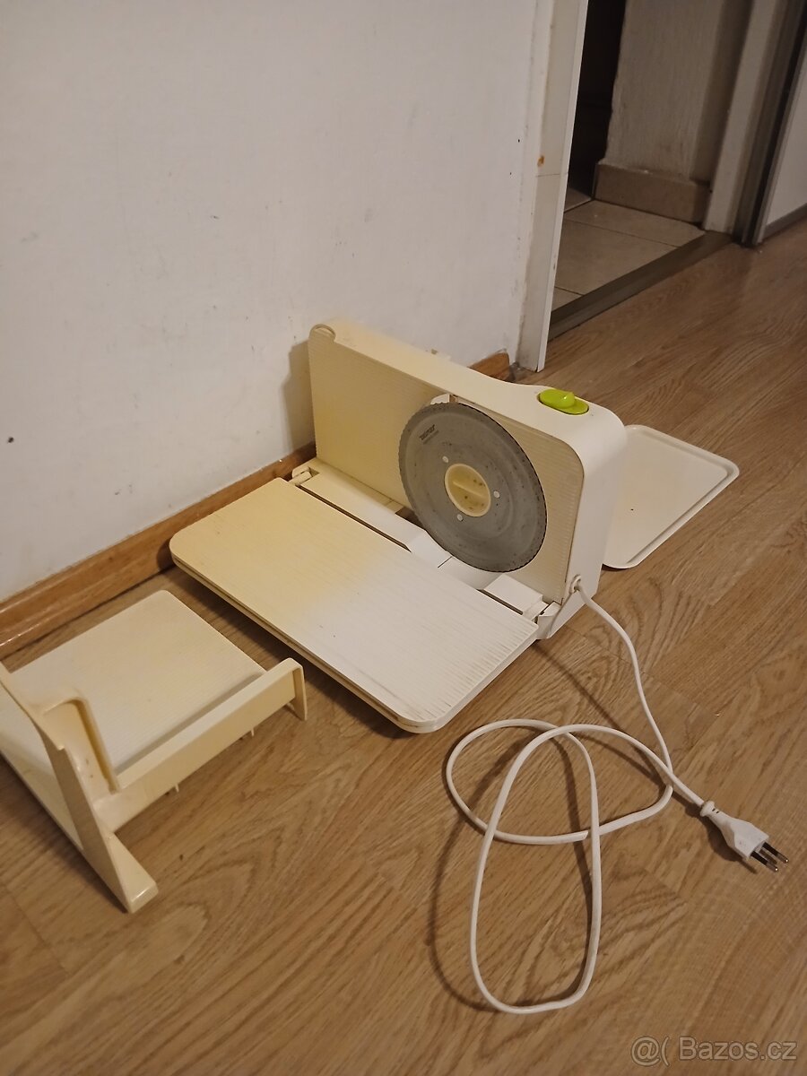 ELEKTRICKÝ KRAJEČ ZN. ZELMER 220 V. - 11