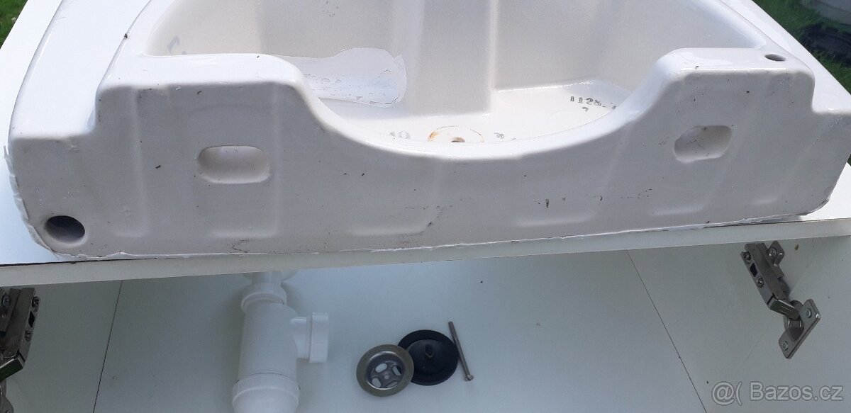 Koupelnova skříň s umyvadlem - 11