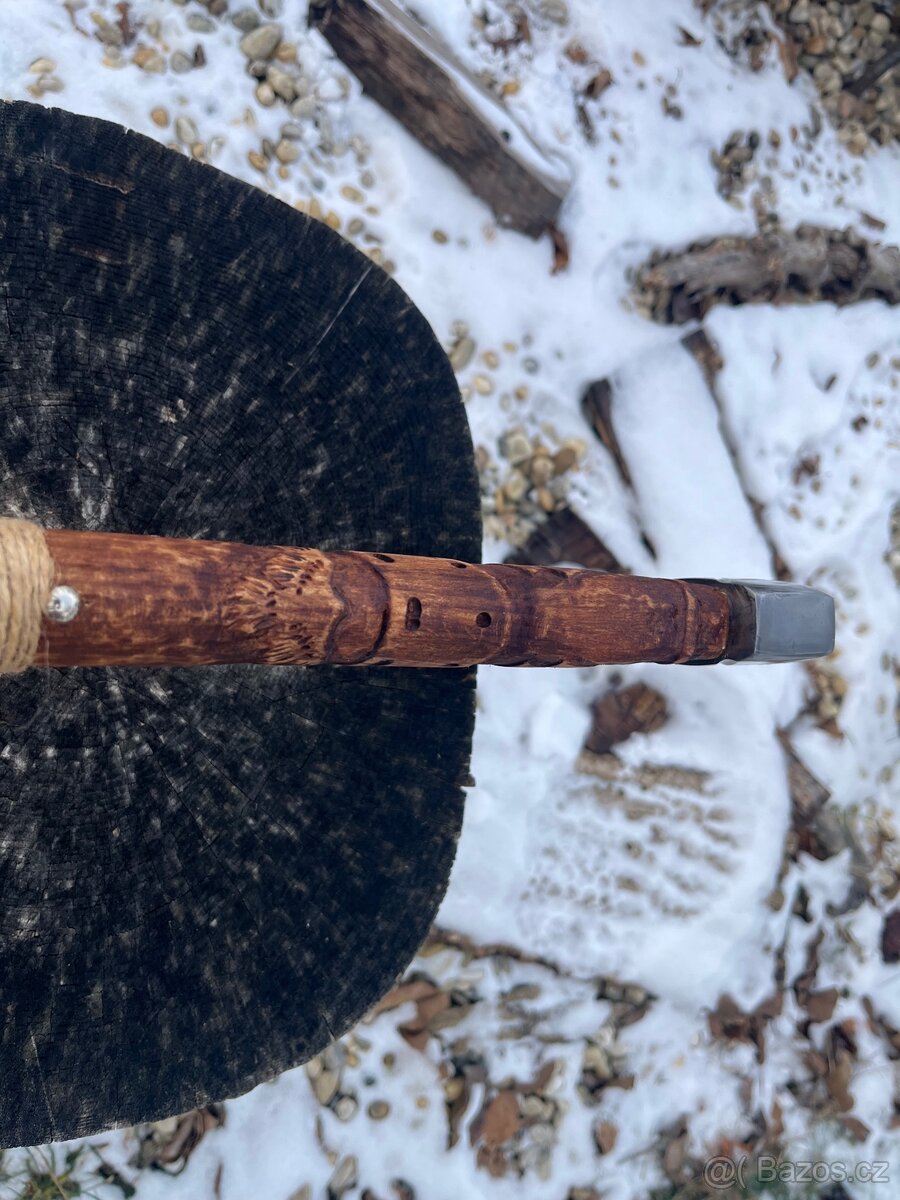 Vikingská sekera s držákem. - 11