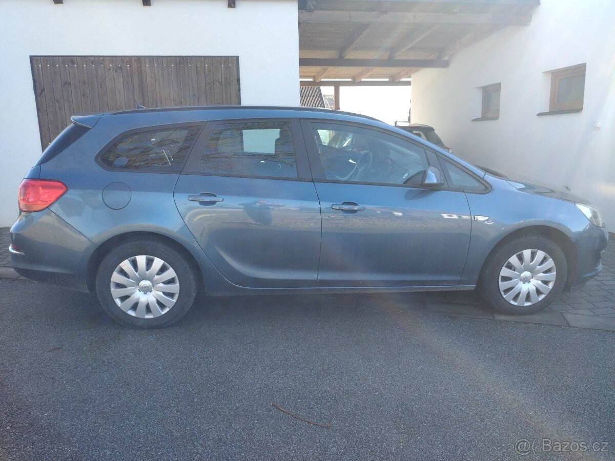 Opel Astra J combi - 11