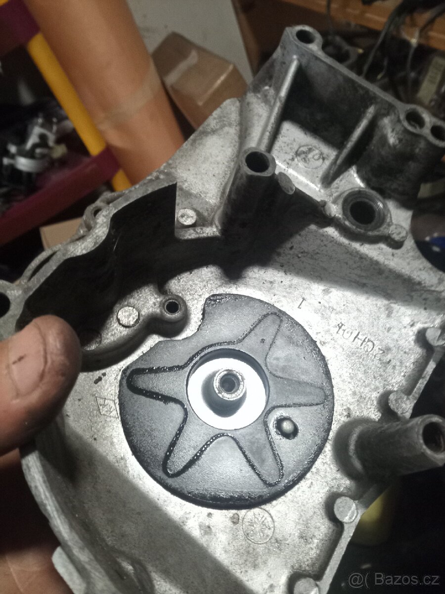 Víko sekundáru Yamaha YZF750R - 11