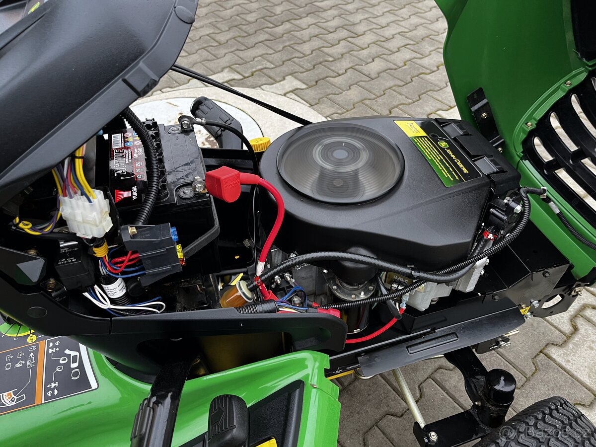 zahradní traktor John Deere X300R - 11