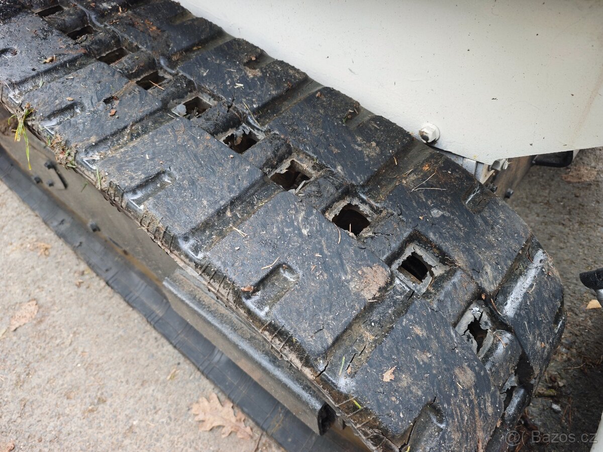 Smykový nakladač Bobcat T450 - 11