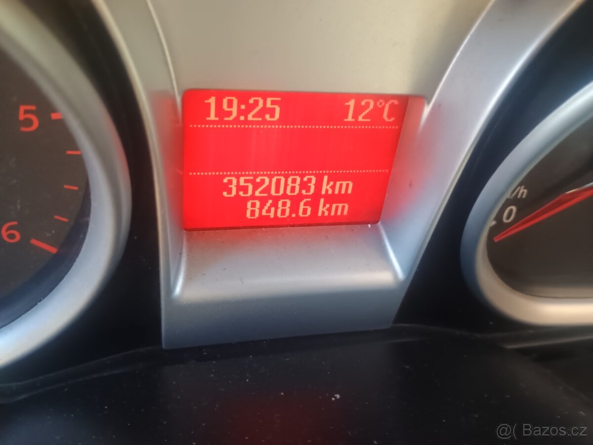 Ford Kuga 4x4 2,0 TDCi 100 kw - 11