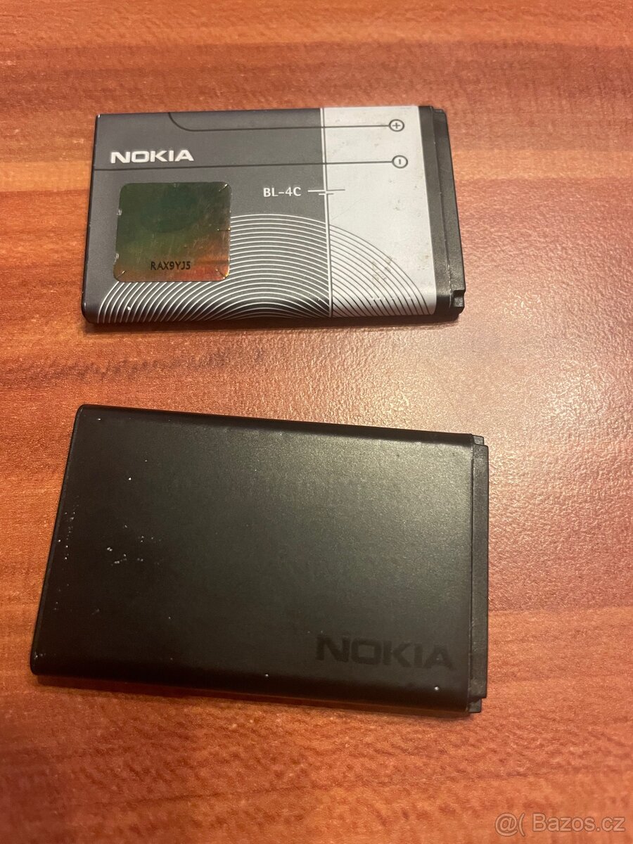 Nokia 220 4G Dual SIM-poškozený kryt - 11